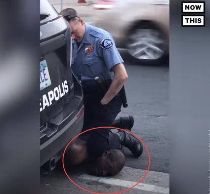 在美国明尼苏达州,黑人弗洛伊德遭到警察暴力执法,跪膝锁喉,当街死亡.