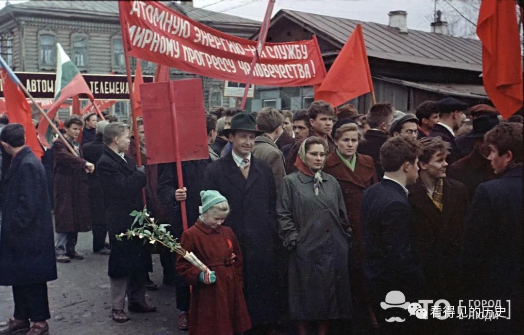 老照片1961年苏联西伯利亚五一劳动节游行队伍高举列宁画像