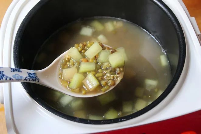 2.要把绿豆熬煮软绵再放西瓜皮,如果西瓜皮熬煮太长时间,口感不好.