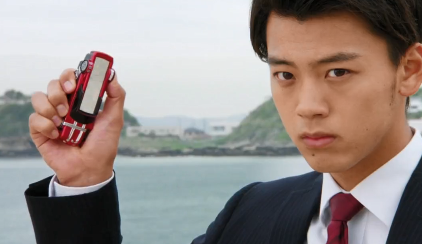 2014年,竹内凉真在特摄剧《假面骑士drive》中出演男主角泊进之介