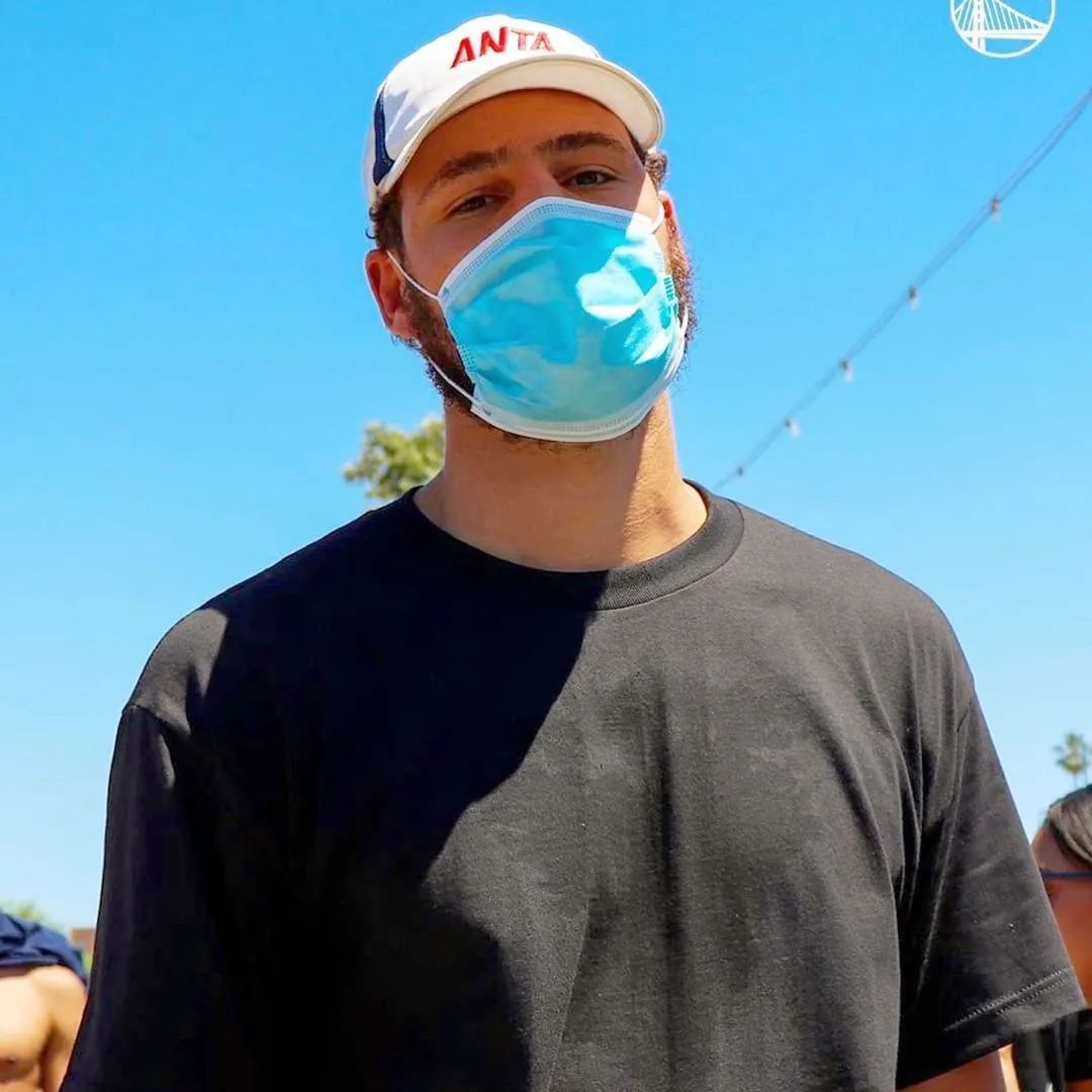 的绰号都快瘦成胡歌了,你看看人家约基奇,同样是停摆期,同样是胖子