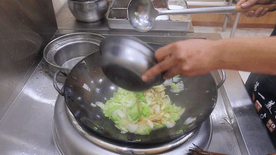 醋溜白菜,先放醋还是先炒白菜?厨师长:都不对,难怪炒的不好吃