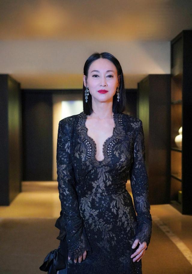 惠英红真是冻龄女神穿黑色蕾丝连衣裙将成熟魅力展现淋漓尽致