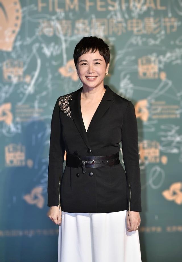 蒋雯丽穿黑色西装配白色裙裤,配标志性的短发,是她显年轻的秘诀