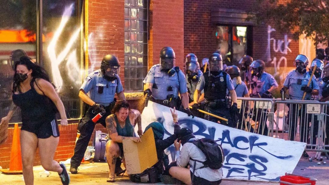 弗洛伊德事件再次揭开美国种族歧视的伤疤