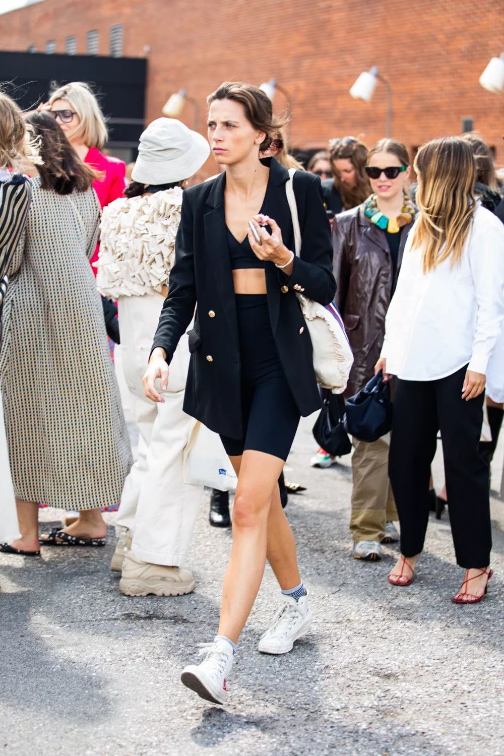 女明星的帆布鞋加起来可以绕地球一周