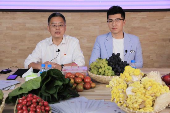 正文  沈阳广播电视台主持人连博客串主播助手,与高政威区长,于洪区