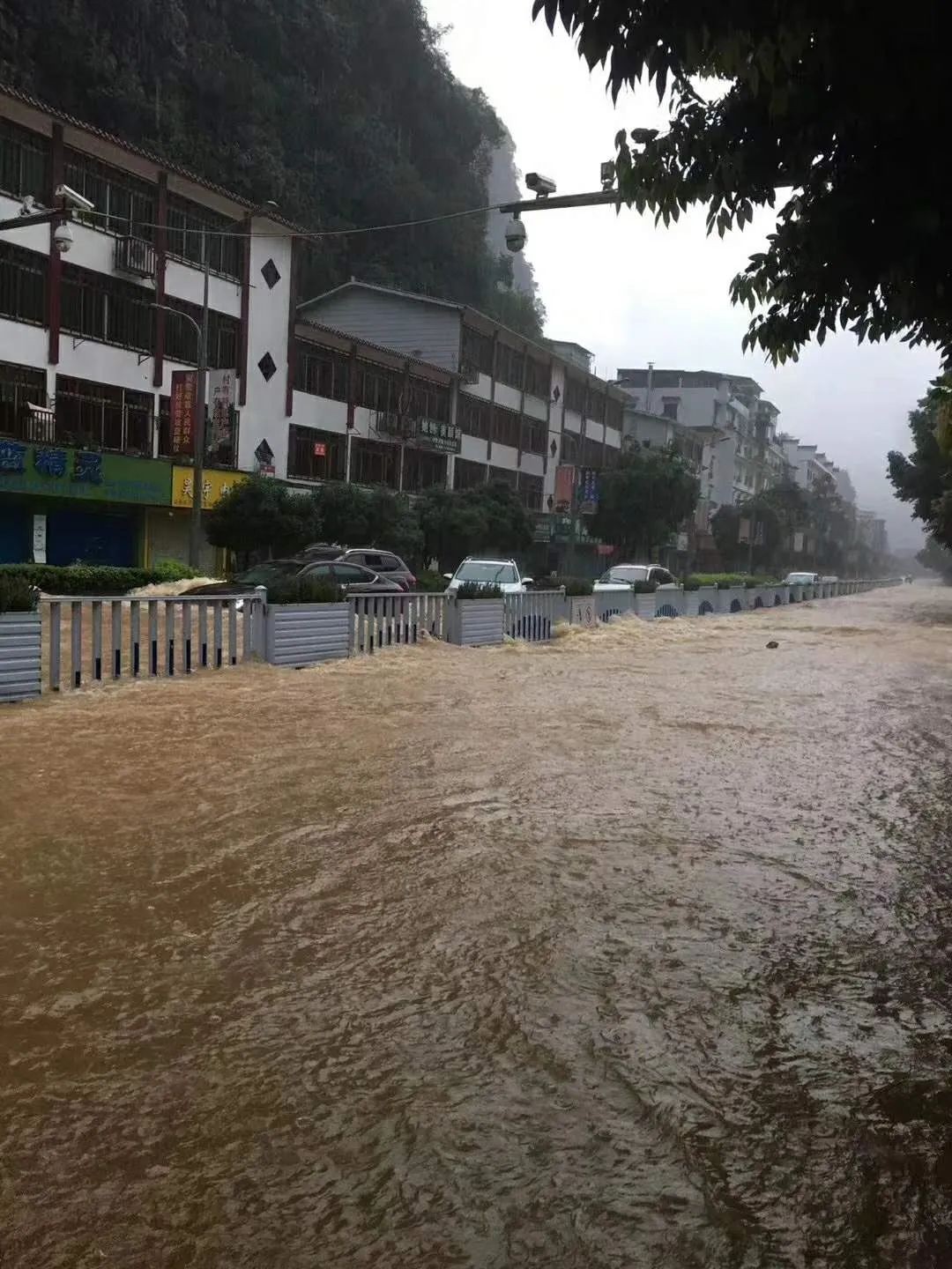 突发洪水桂林多个路段交通中断下午洪峰即将过境