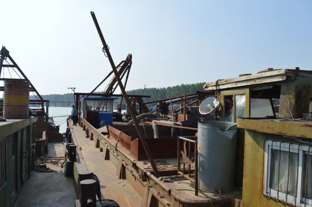 图为被查扣的一艘非法采砂船只