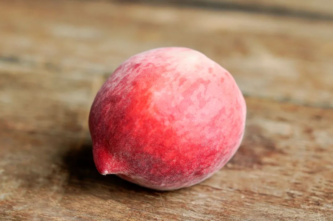 果肉细腻汁多,咬一口酸酸甜甜,口感超带劲~泡开的蜜桃乌龙茶,茶汤金黄