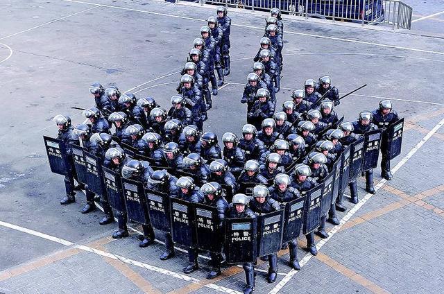 太不容易了:美军平暴还要保持社交距离,防暴队形遭退役老兵奚落