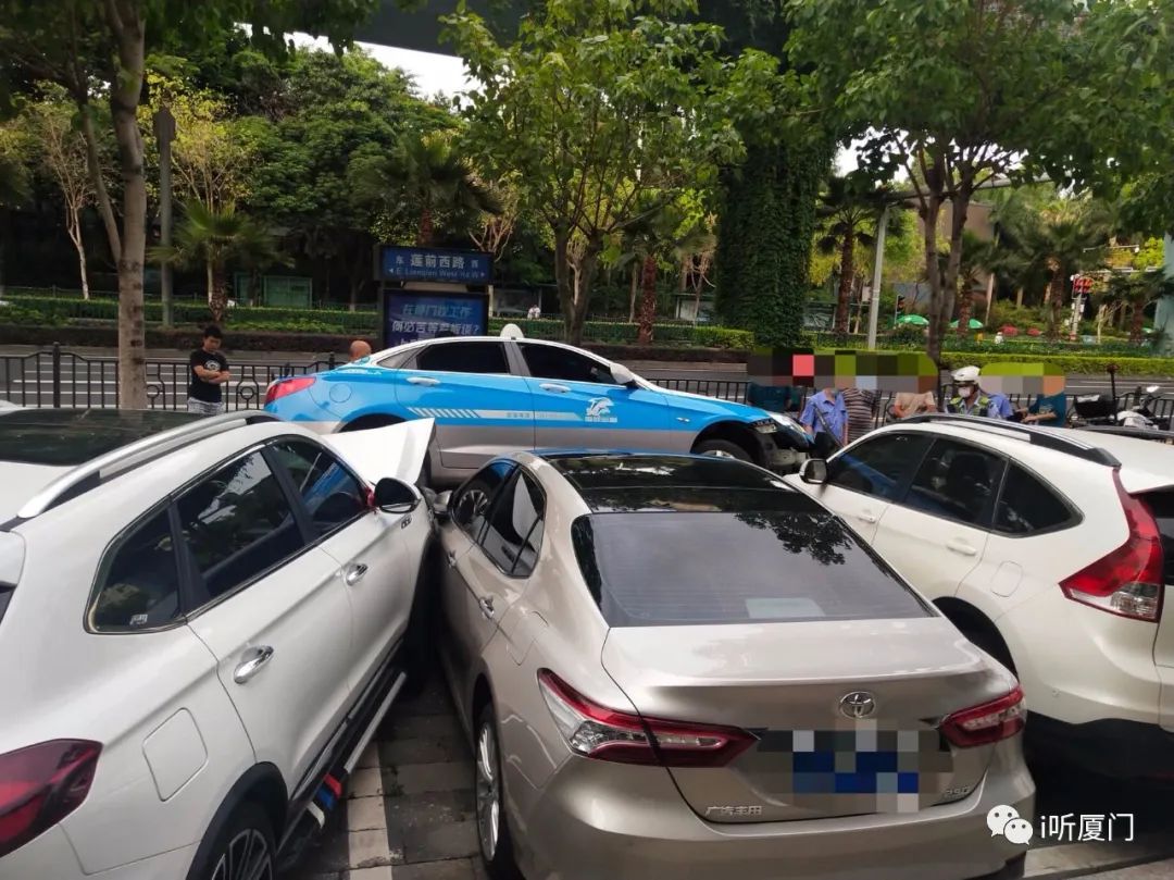 调查结果来了!厦门一出租车撞飞石墩,侧身骑上三部小车!它们的车头