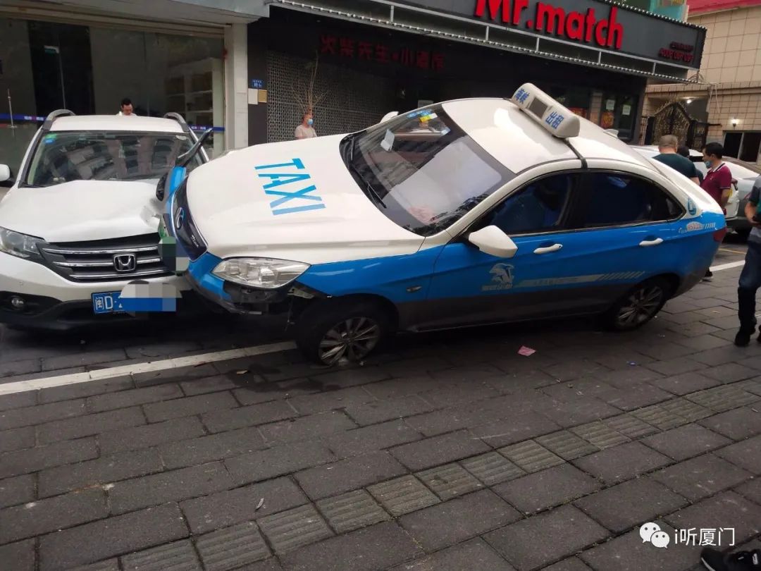 调查结果来了!厦门一出租车撞飞石墩,侧身骑上三部小车!它们的车头