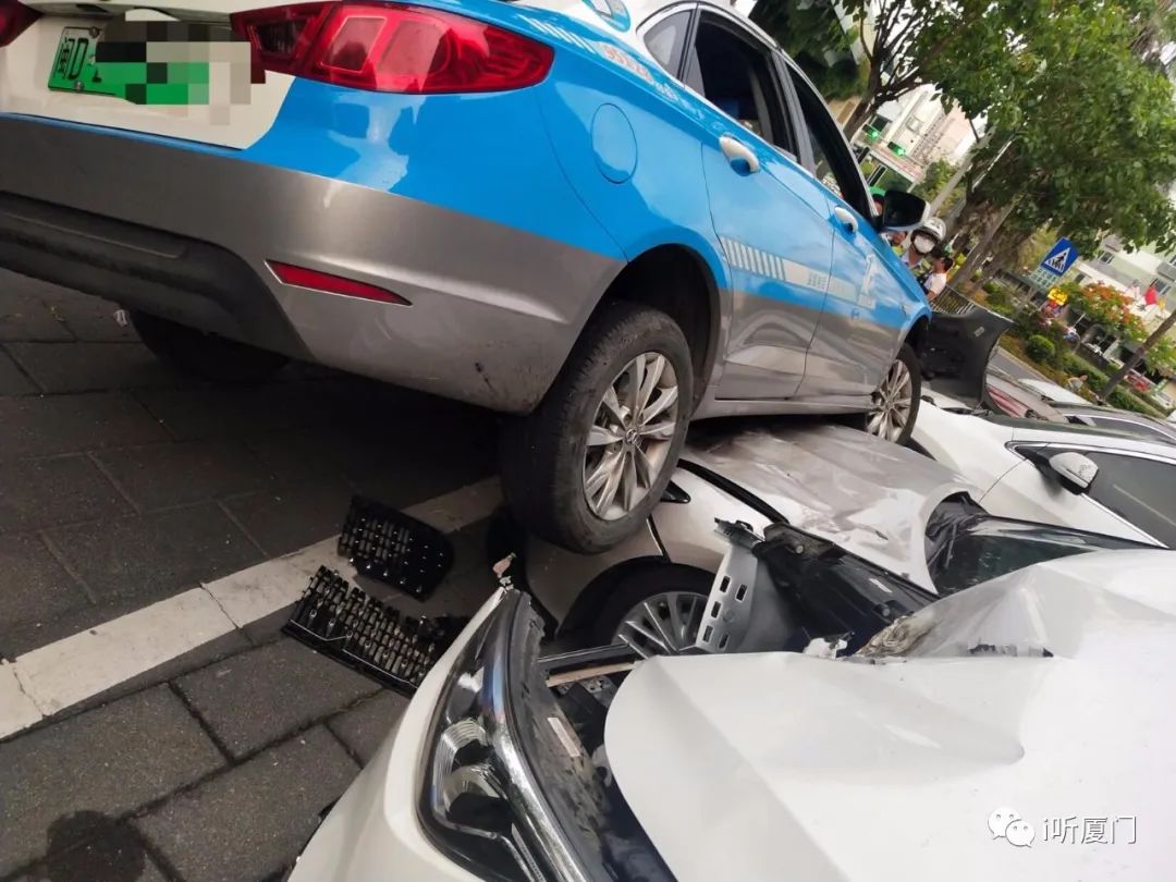 调查结果来了!厦门一出租车撞飞石墩,侧身骑上三部小车!它们的车头