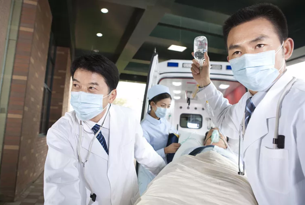 惊恐!血管壁从胸口撕裂到腿部,医生12小时生死抢救,终获平安