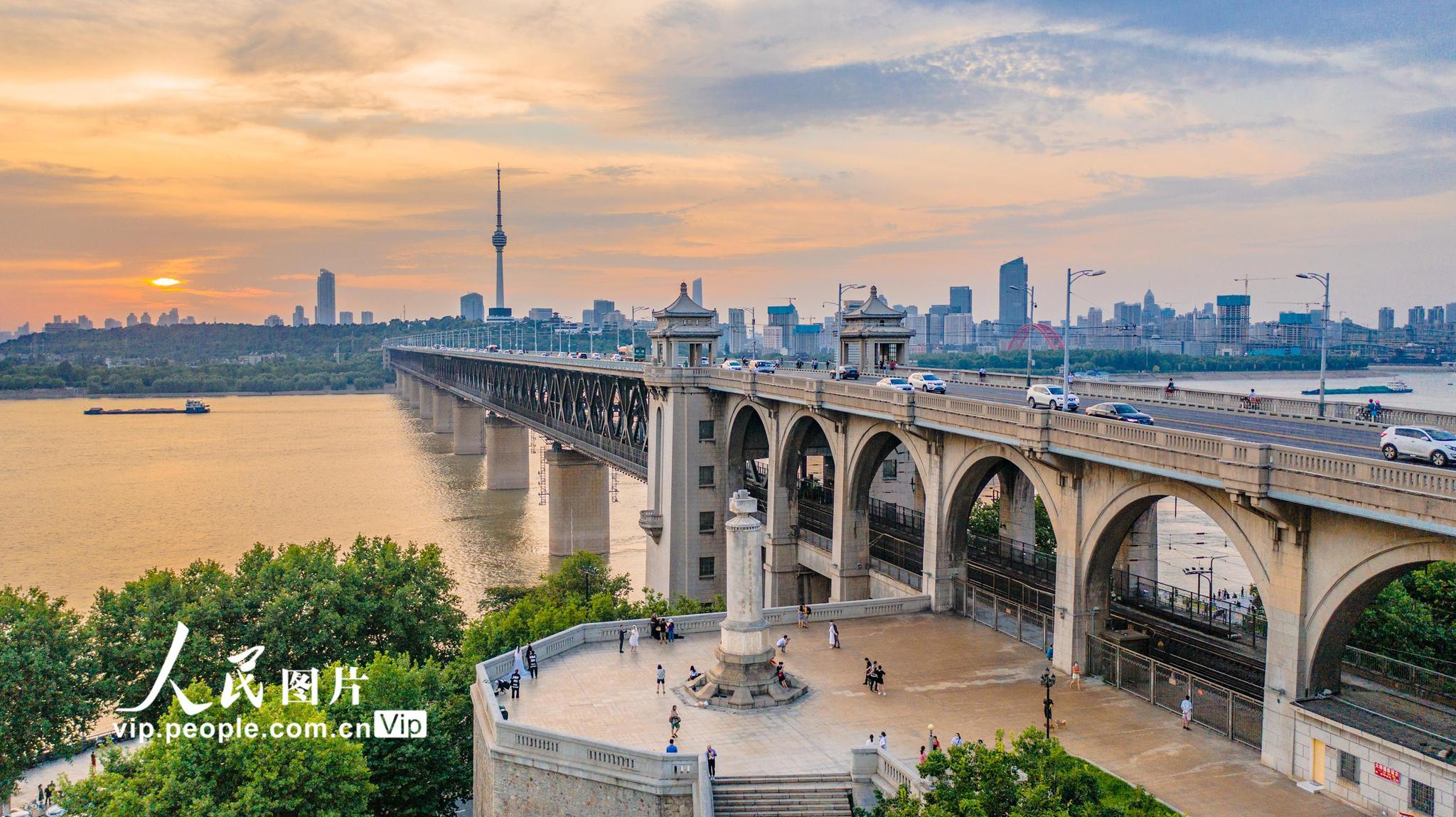 湖北武汉:晚霞点亮江城
