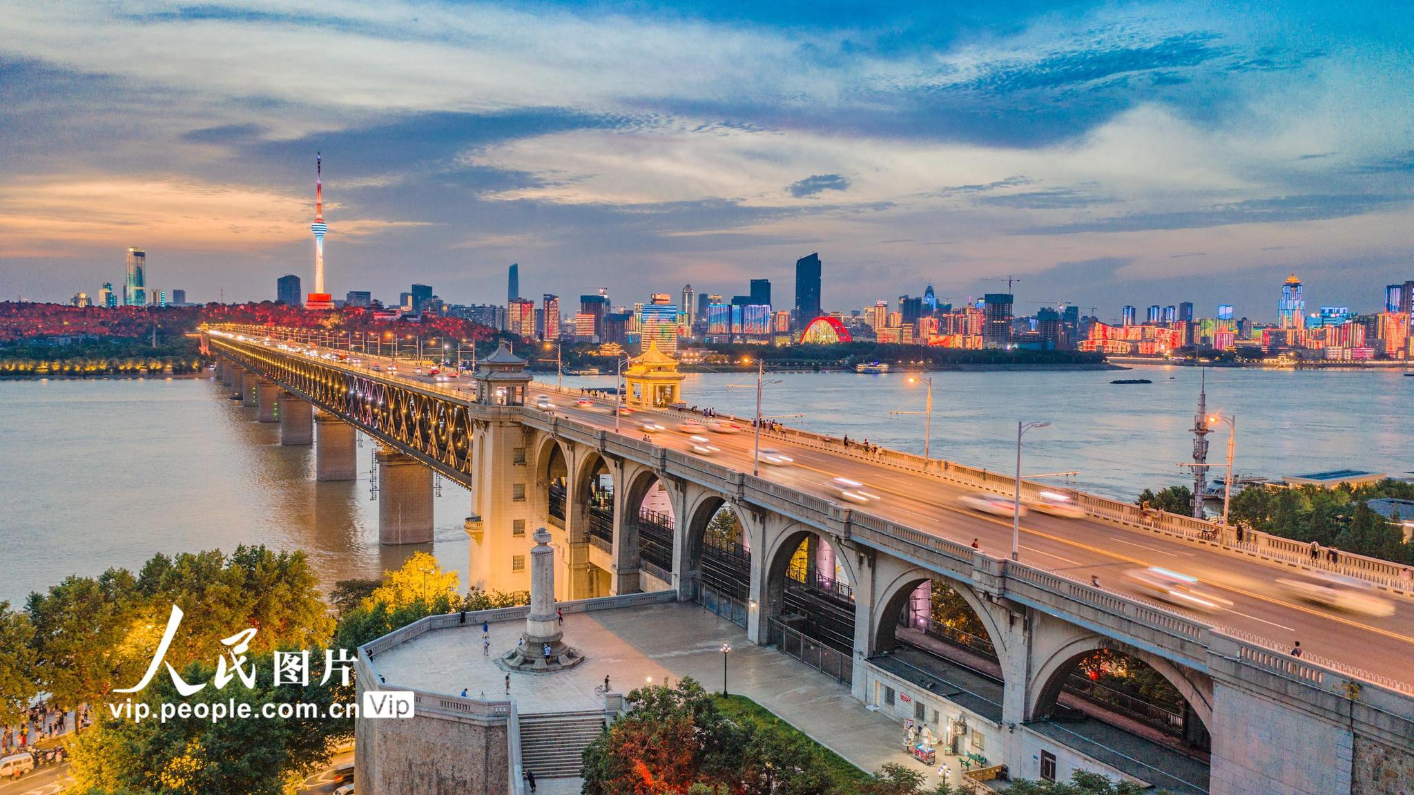 湖北武汉:晚霞点亮江城