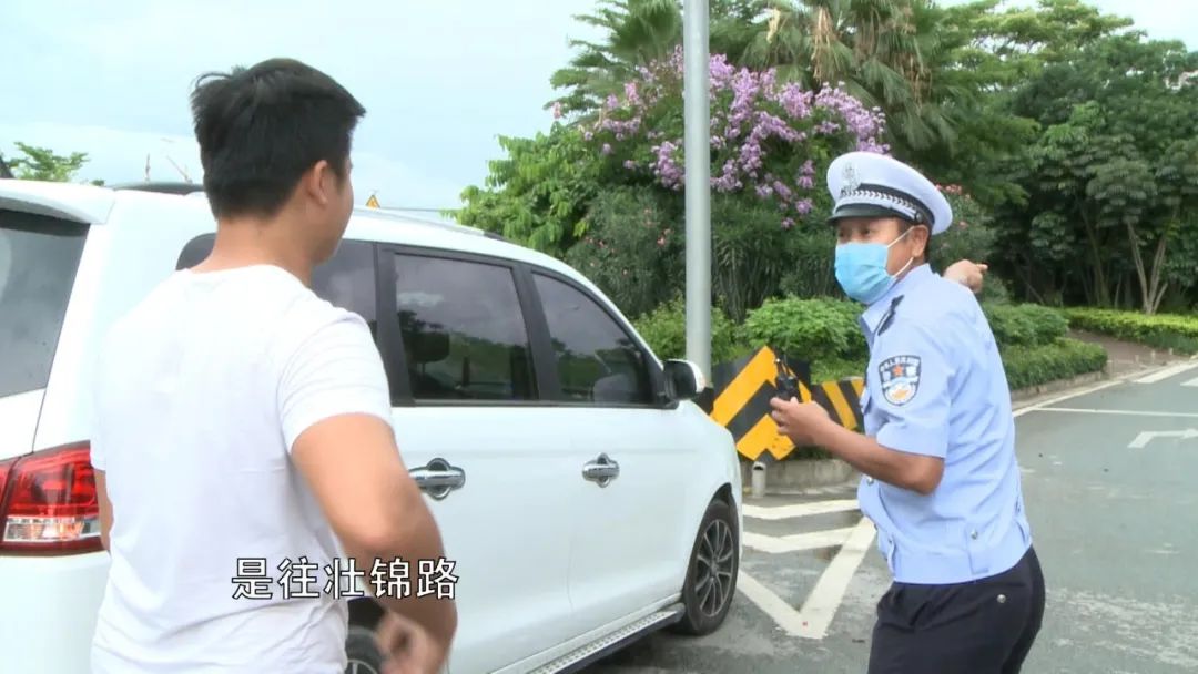 交警小黑赶到现场时发现,白色小车与电动车发生碰撞的位置,位于南站