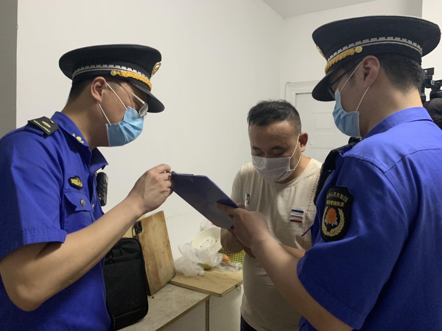 城管执法人员现场开出整改通知单,要求二房东在一周内将厨房和餐厅