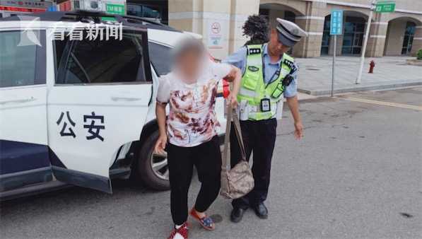 看看新闻男子违法开车送母亲看病：罚款都可以