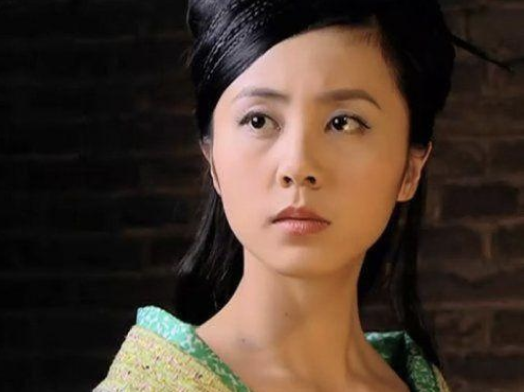 据说唐人之所以喜欢签这类长相的女艺人,是因为老板蔡艺侬也是这款