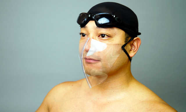 日本推出可在游泳时使用的透明防水口罩