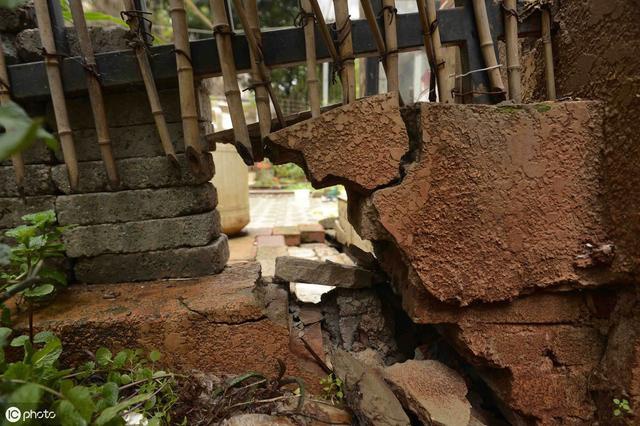 农村俗语"墙上加墙,家破人亡"是什么意思,是封建迷信吗?