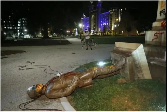 一个重要的西欧国家国王雕像都遭殃了
