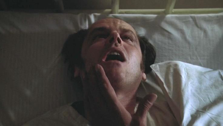 电影中的手术则成了一种隐喻,就像《飞越疯人院》里被切除额叶的麦克