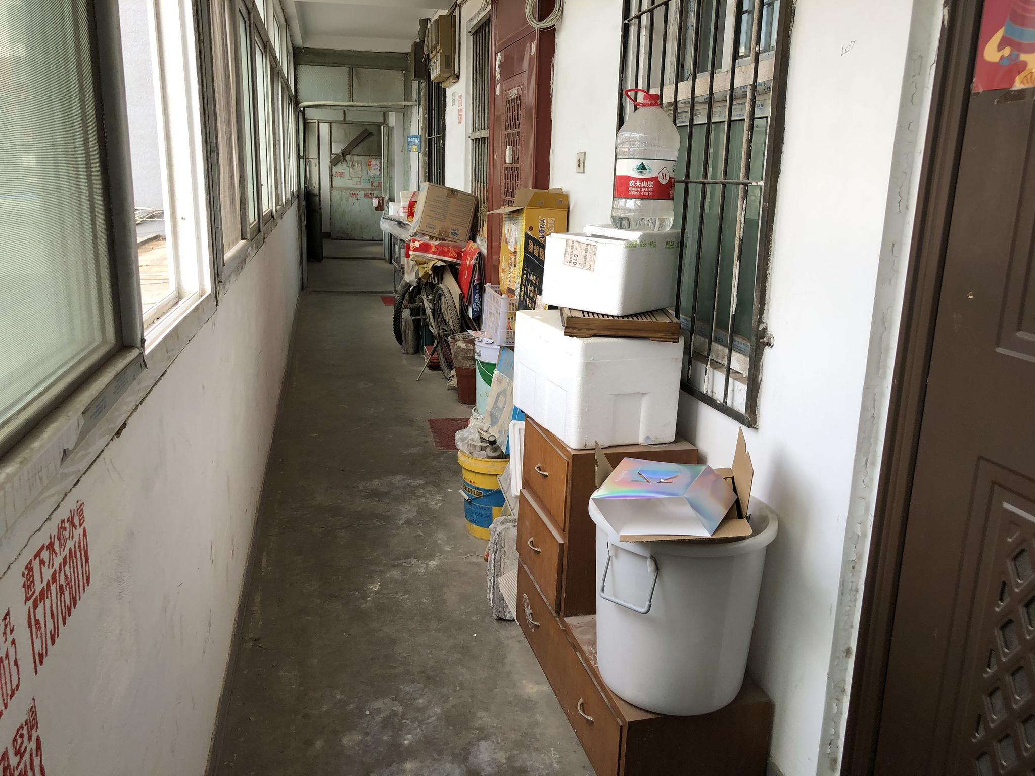 北京多个老旧小区楼道杂物还没清走文明条例来了③