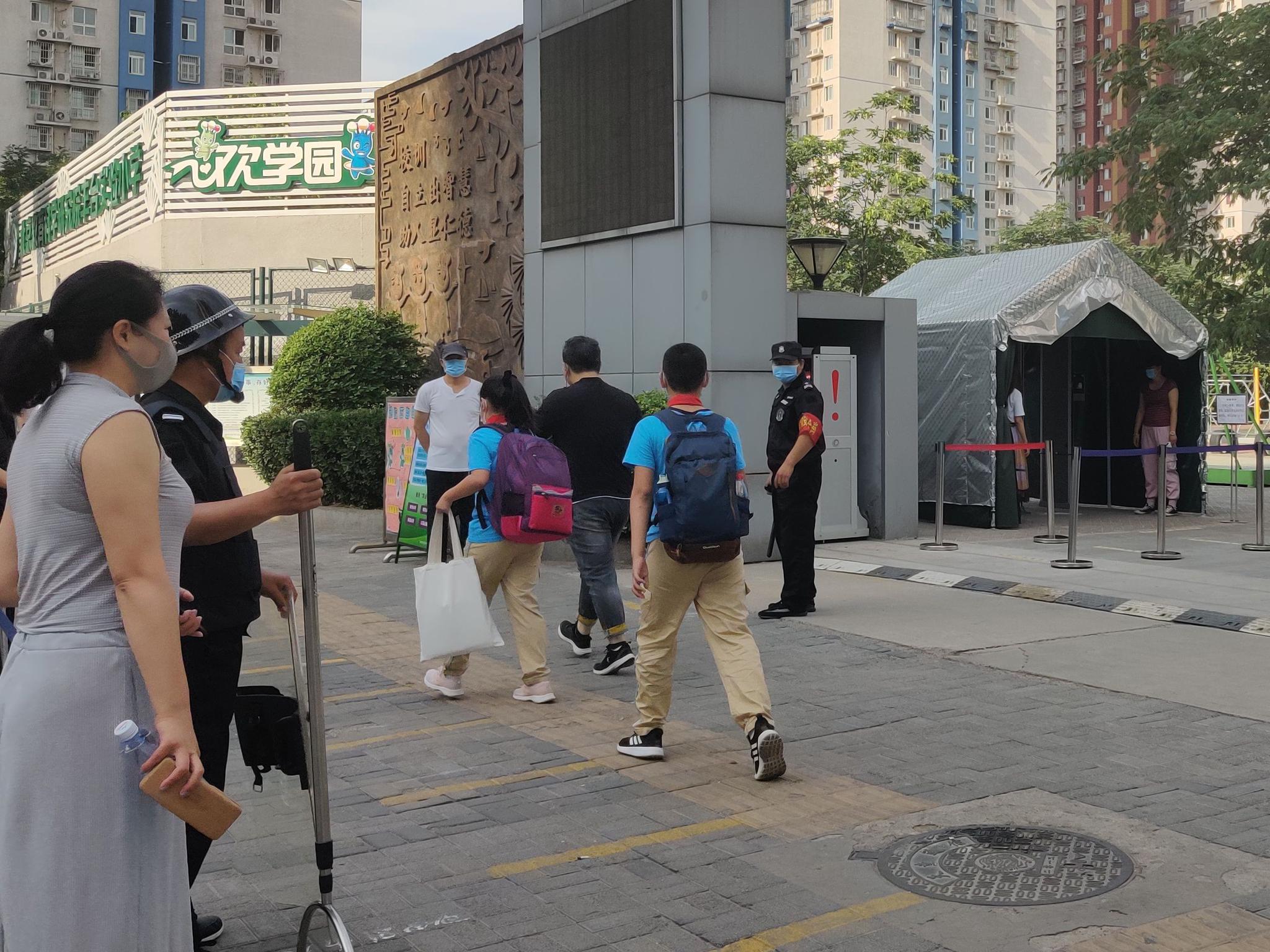 6月8日7点半，北京教科院丰台实验小学学生有序走进校园。澎湃新闻见习记者 程婷 图