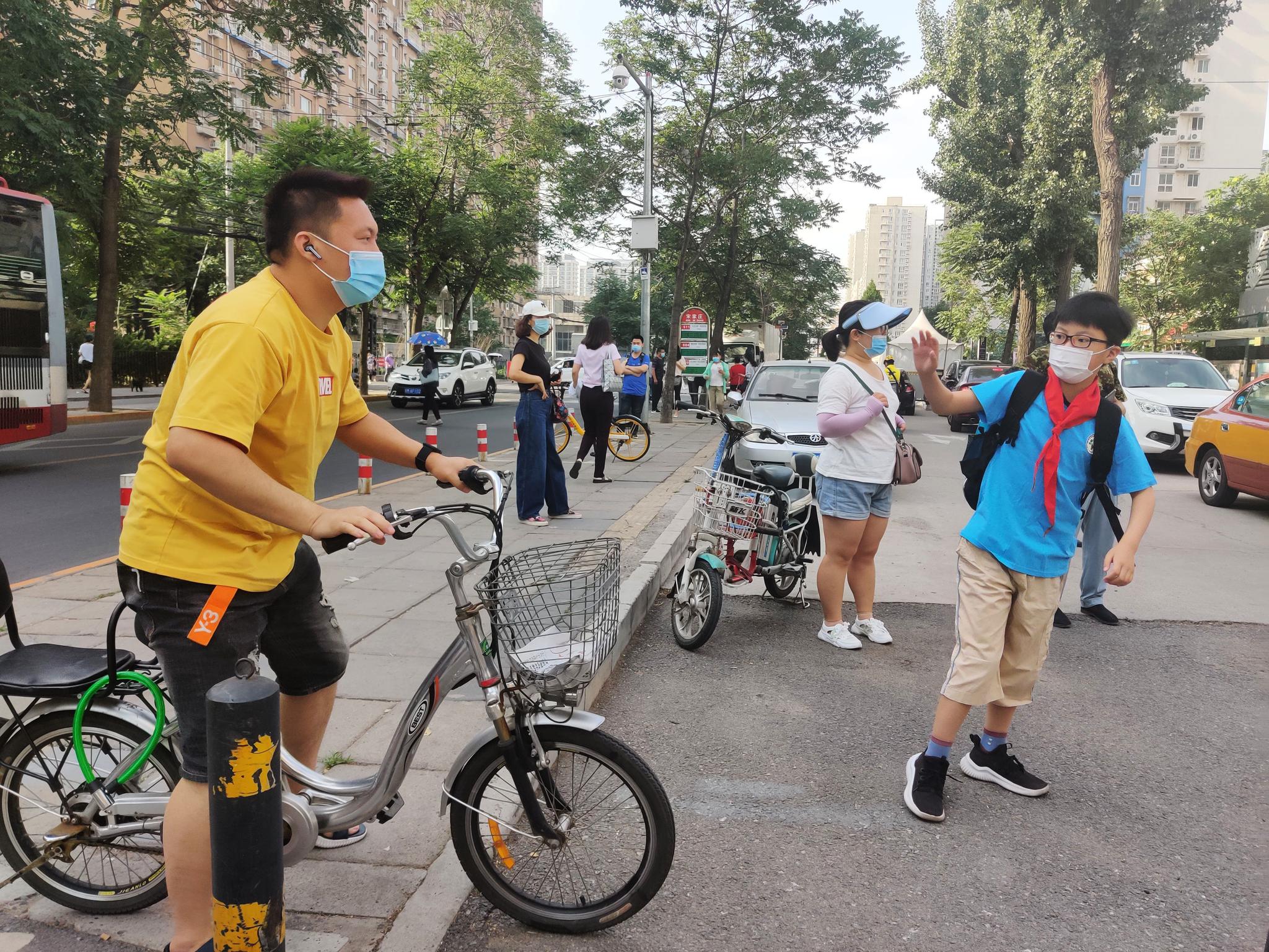 北京教科院丰台实验小学学生到校门口后与挥手与家长道别。澎湃新闻见习记者 程婷 图