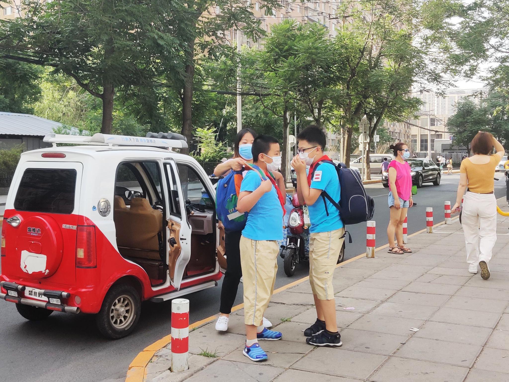 北京教科院丰台实验小学门口，两名男生背上书包准备进校。澎湃新闻见习记者 程婷 图