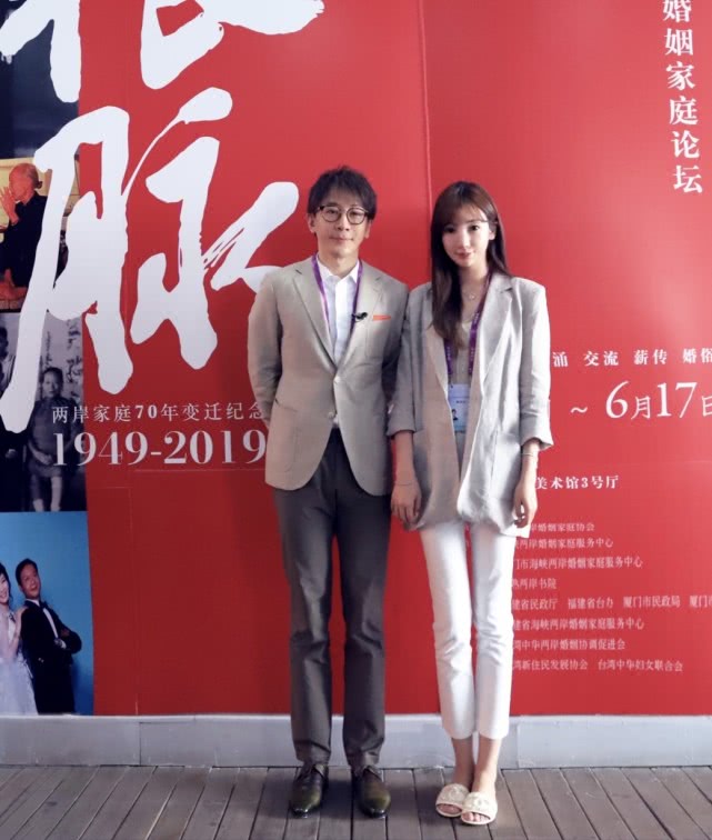 魔术师刘谦晒一家三口合影,庆祝结婚周年,小10岁娇妻颜值真高|王希怡