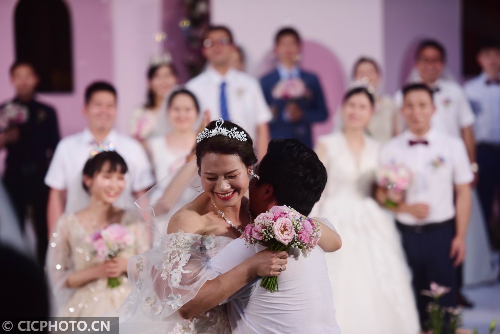 海南博鳌:30对抗疫医护人员举行集体婚礼