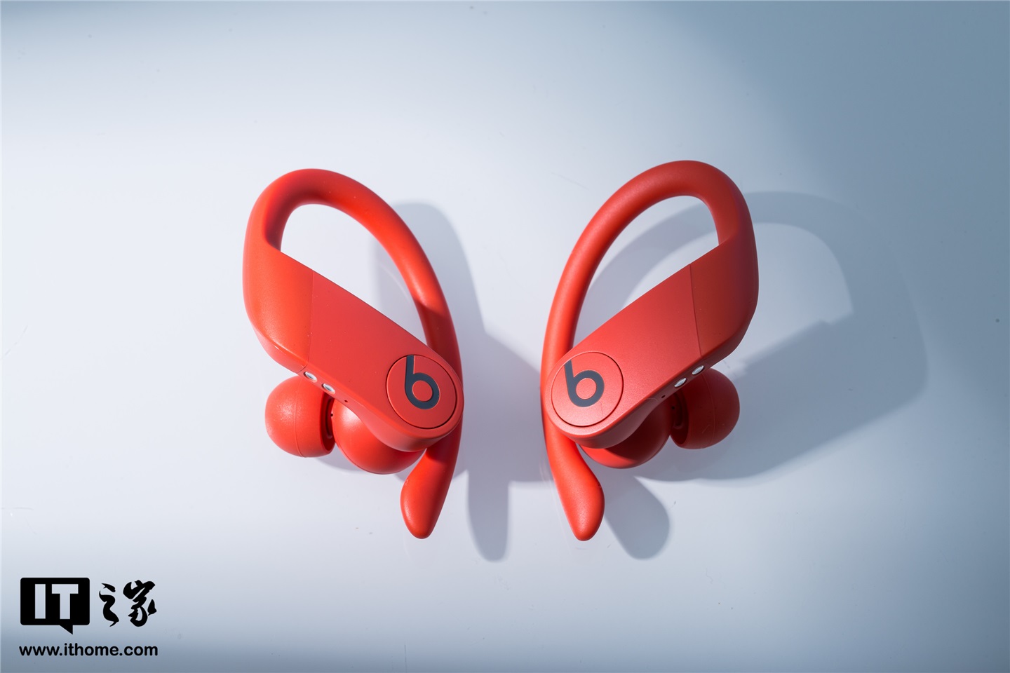 it之家开箱苹果powerbeatspro熔岩红图赏