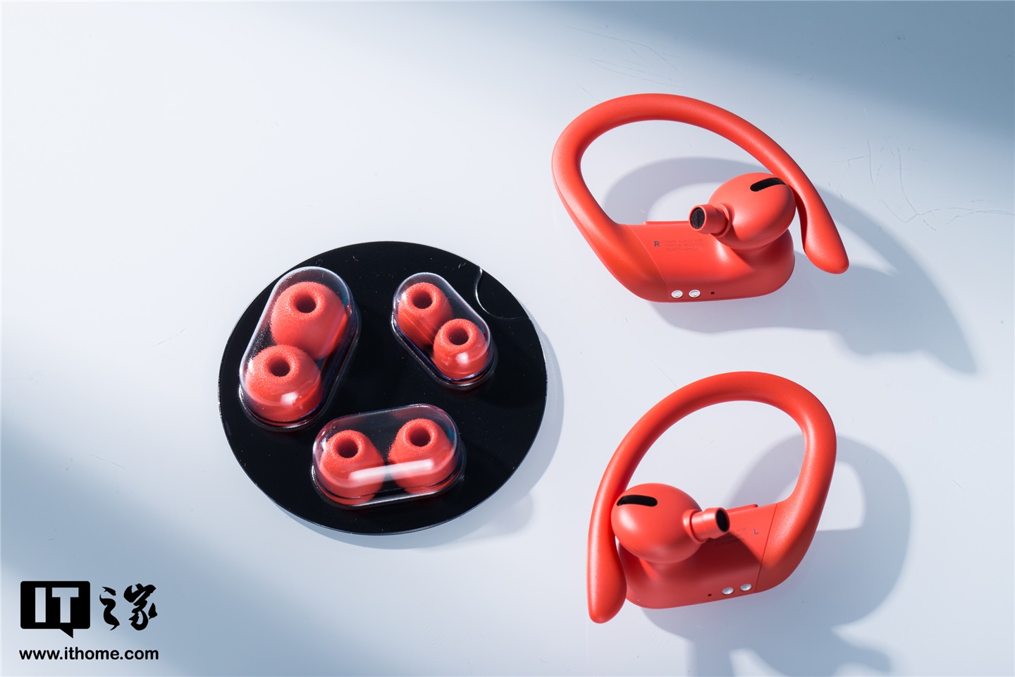 it之家开箱苹果powerbeatspro熔岩红图赏
