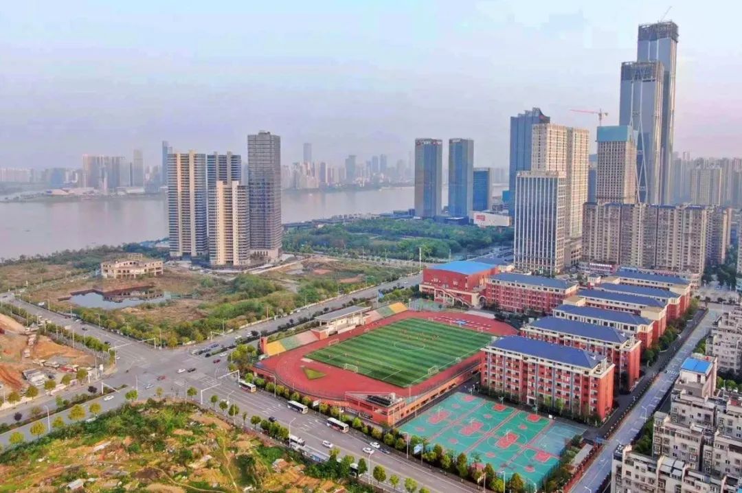 与项目仅一路之隔,就是长郡滨江中学,建校于2016年,学校含初中部及