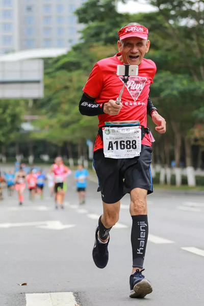 著名跑者梁叔,虽然今年离我们远去,但那天真无邪的笑容和满满的正能量