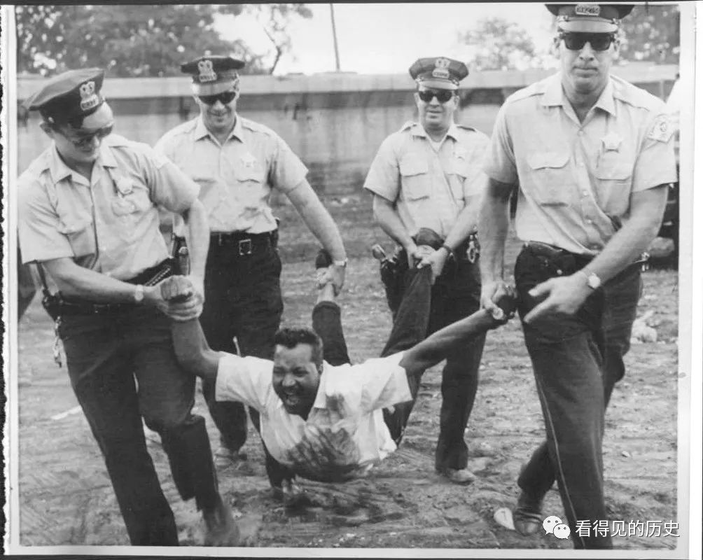 60年代美国种族暴乱  白人警察大战黑人青年 下手毫不客气