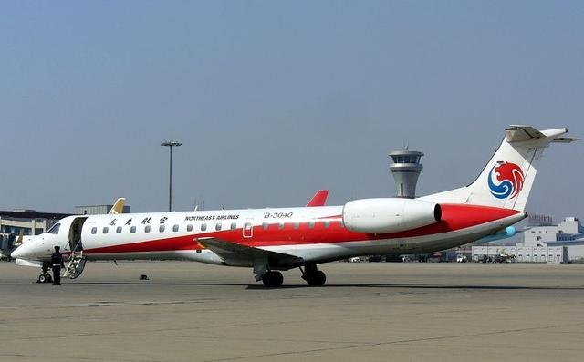 东北航空公司涂装的b-3040号机,注意机身保留了原四川航空时期的红色