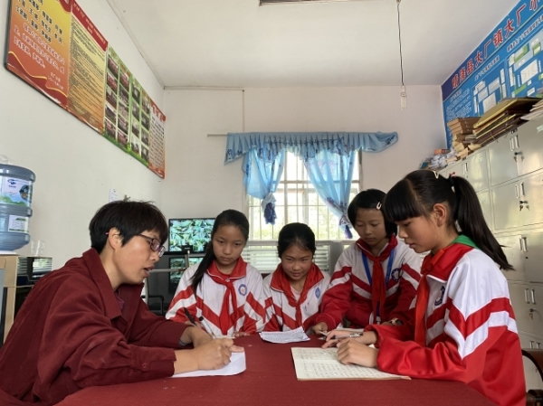 02:03:22   今年42岁的焦胜琪 是晴隆县大厂镇大厂小学校长,高级教师