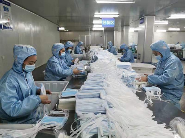 疫情期间,华西公司的口罩生产车间.  资料图