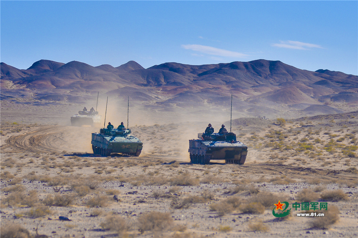 美图丨一场实战化训练在戈壁滩上火热展开(组图)