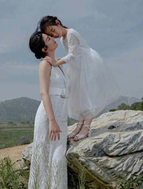 黄奕首携女儿拍大片7岁女儿继承妈妈好身材优雅大方气质出众