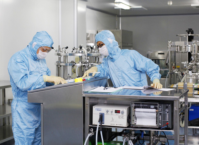 厦门特宝生物工程股份有限公司工作人员正在进行重组蛋白质药物的层析