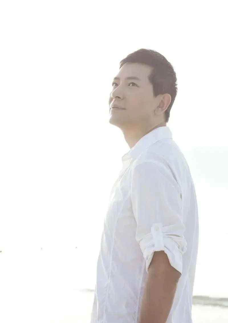 一曲成名,拒绝春晚,唱《阿莲》的戴军如今怎么样了?