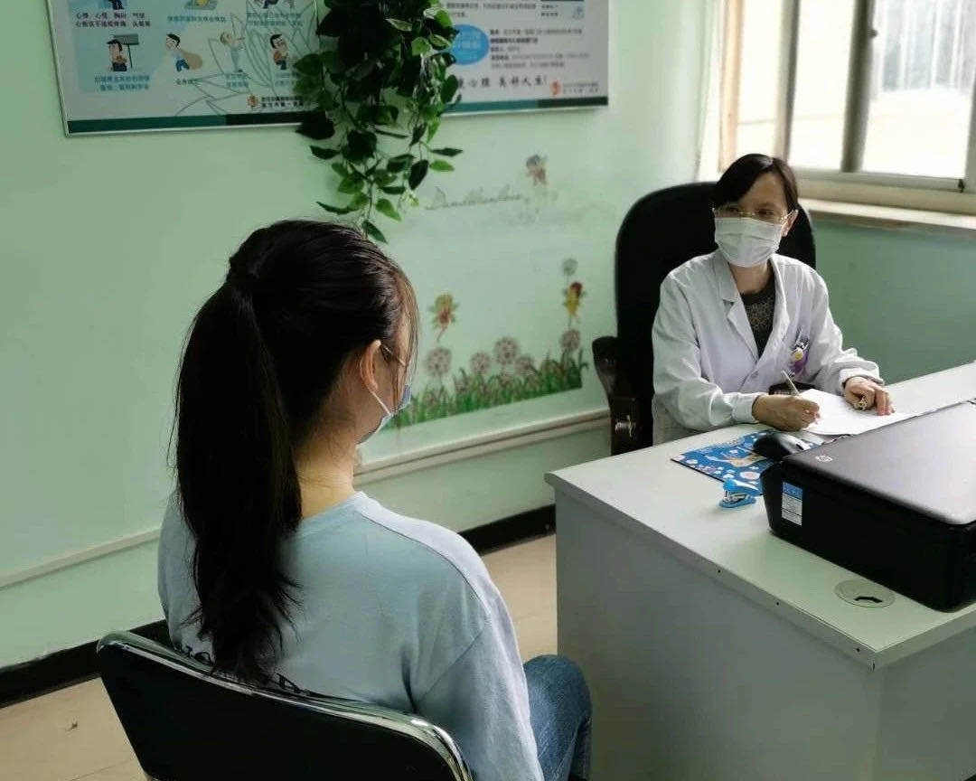 梅俊华在睡眠障碍与心身疾病门诊接诊患者。 武汉市第一医院 图
