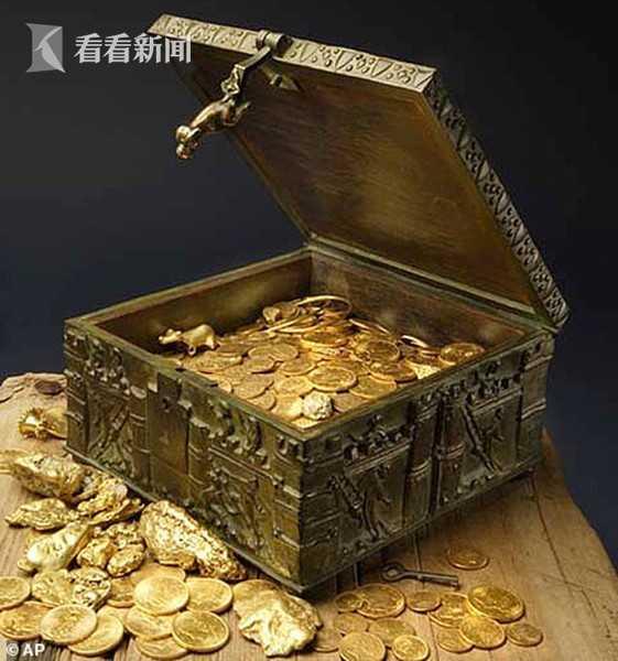把数百枚稀有金币,黄金,宝石,钻石和古董装入一个铜制宝箱,号称价值