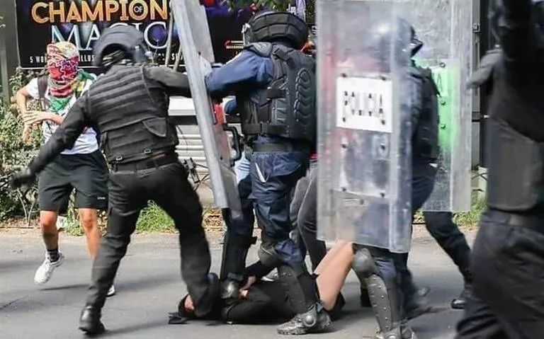 16岁女孩遭警察袭击.图源:《墨西哥太阳报》